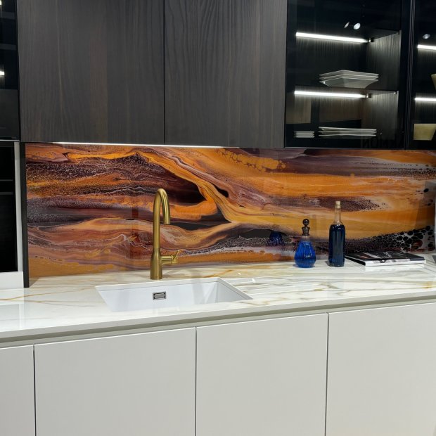 Crédence cuisine Pixpano avec création artistique dans les tons orangés et marron sur polycarbonate
