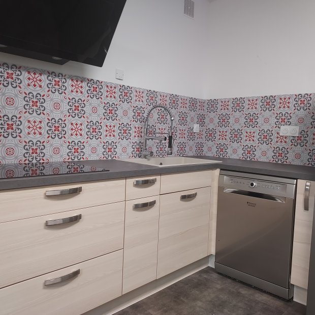 réalisation d'une crédence sur mesure en L style carreaux de ciment