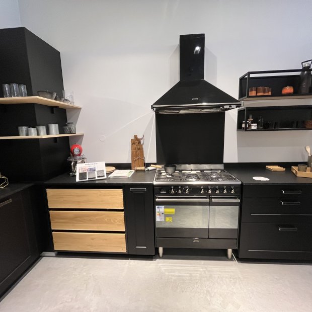 réalisation d'un fond de hotte sur mesure en situation