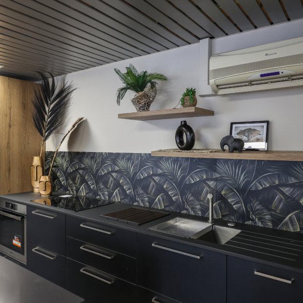 Crédence cuisine Pixpano Collection Nature, avec un décor de feuilles de bananier sur fond noir mat